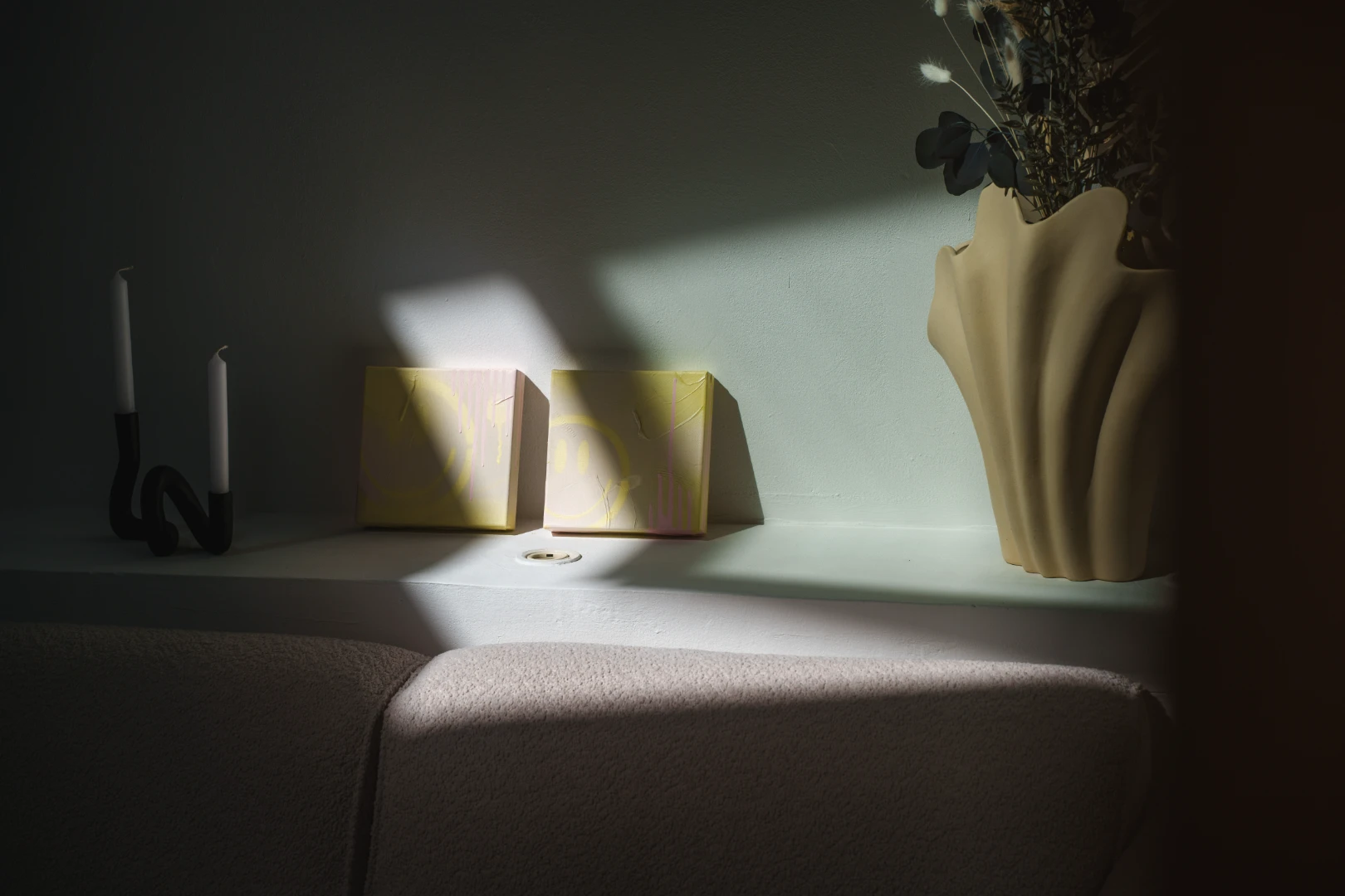 Behandlungsbereich mit Tageslicht und Bouclé-Sesseln im The Bare Skin Lab Studio