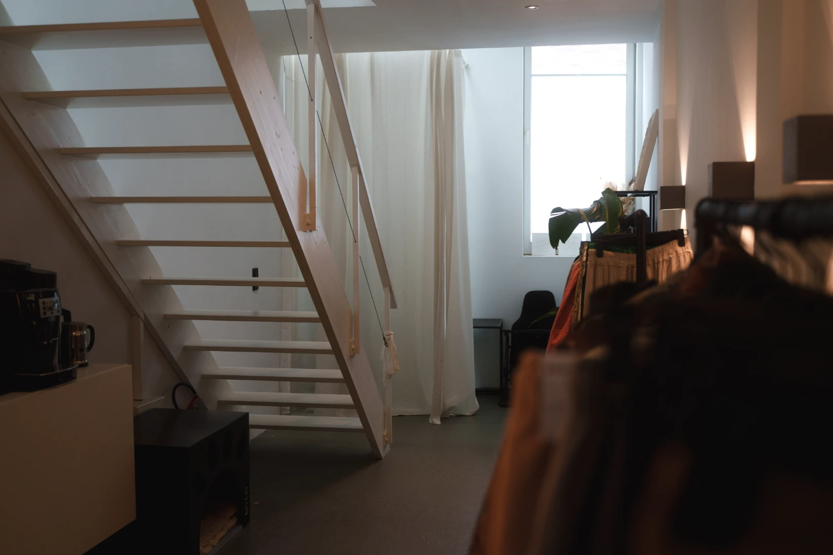 Loft-Eingangsbereich mit warmem Licht in Köln-Ehrenfeld