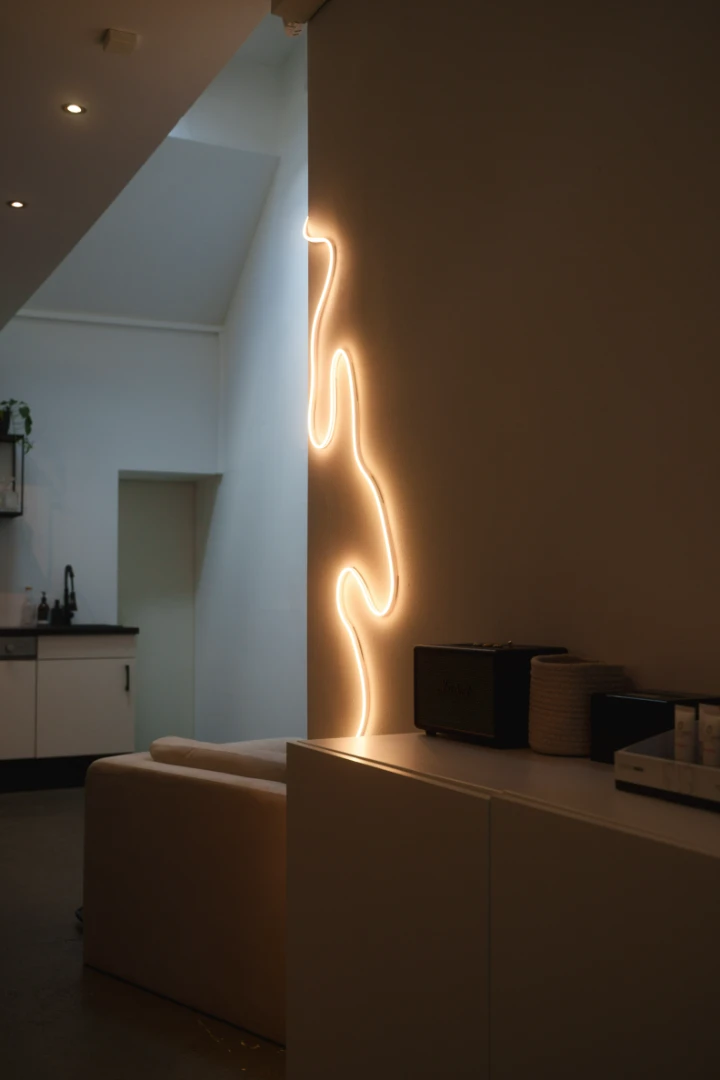 Stiller Loftraum mit warmem Licht und Leinen